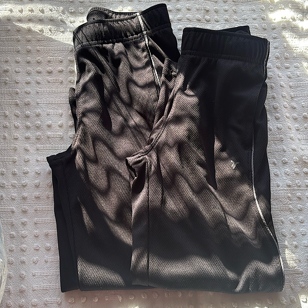 Boys Old Navy activewear pants size 6/7 pack 2